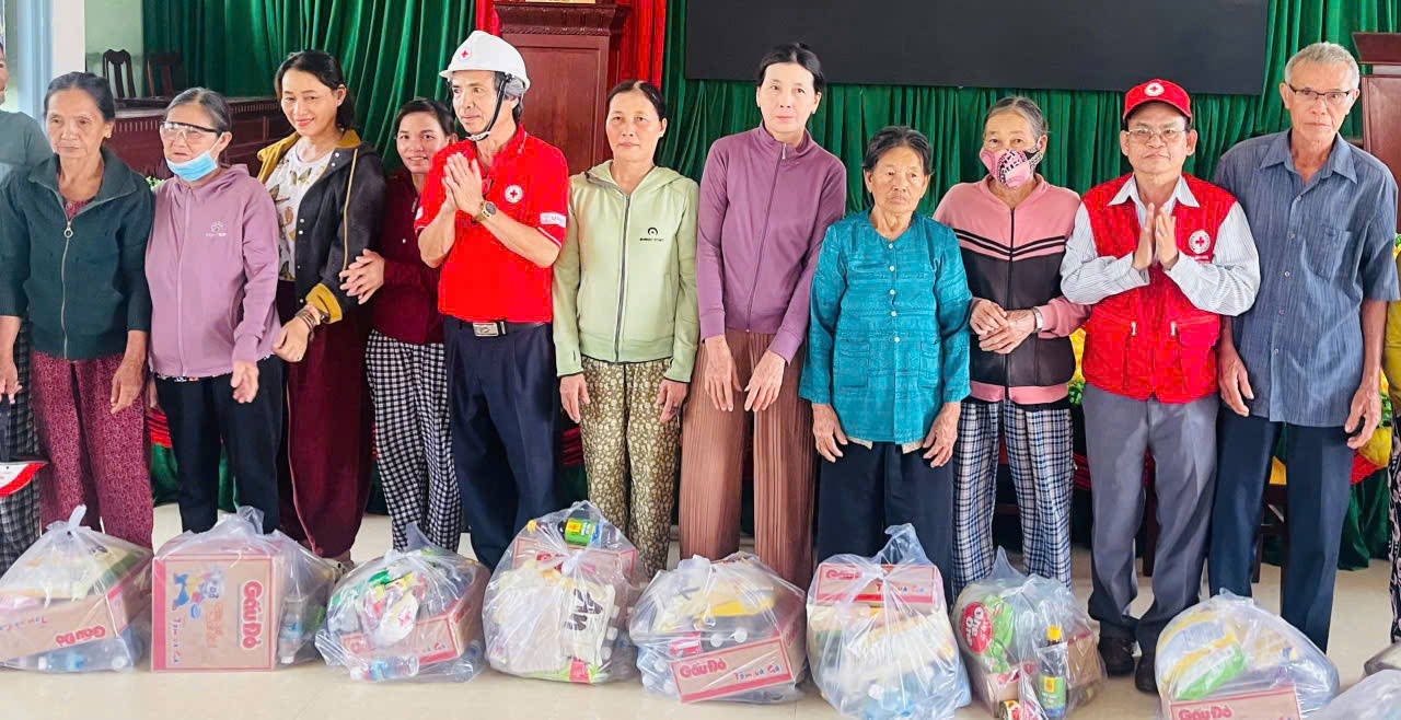 Hội Chữ thập đỏ tỉnh Khánh Hòa trao tặng hỗ trợ khẩn cấp cho nhân dân Đắk Lắk và Gia Lai bị thiệt hại do bão số 13